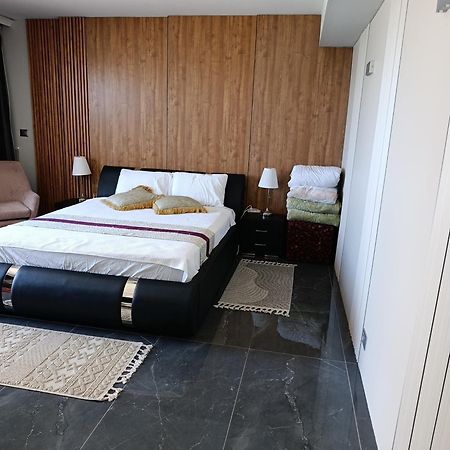 Penthouse Apartment On The Beach Бат Ям Екстериор снимка