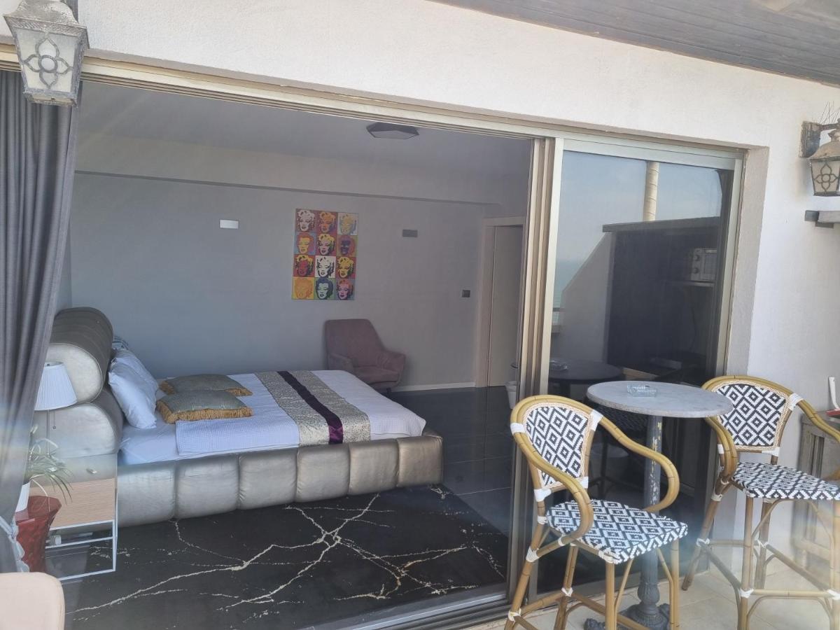 Penthouse Apartment On The Beach Бат Ям Екстериор снимка