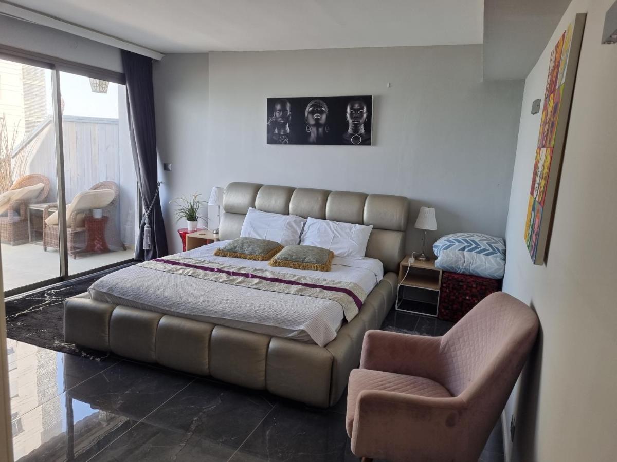 Penthouse Apartment On The Beach Бат Ям Екстериор снимка