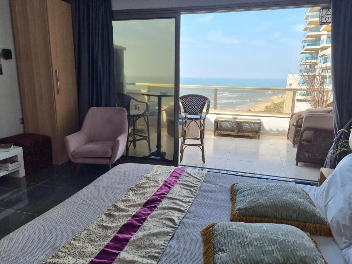 Penthouse Apartment On The Beach Бат Ям Екстериор снимка