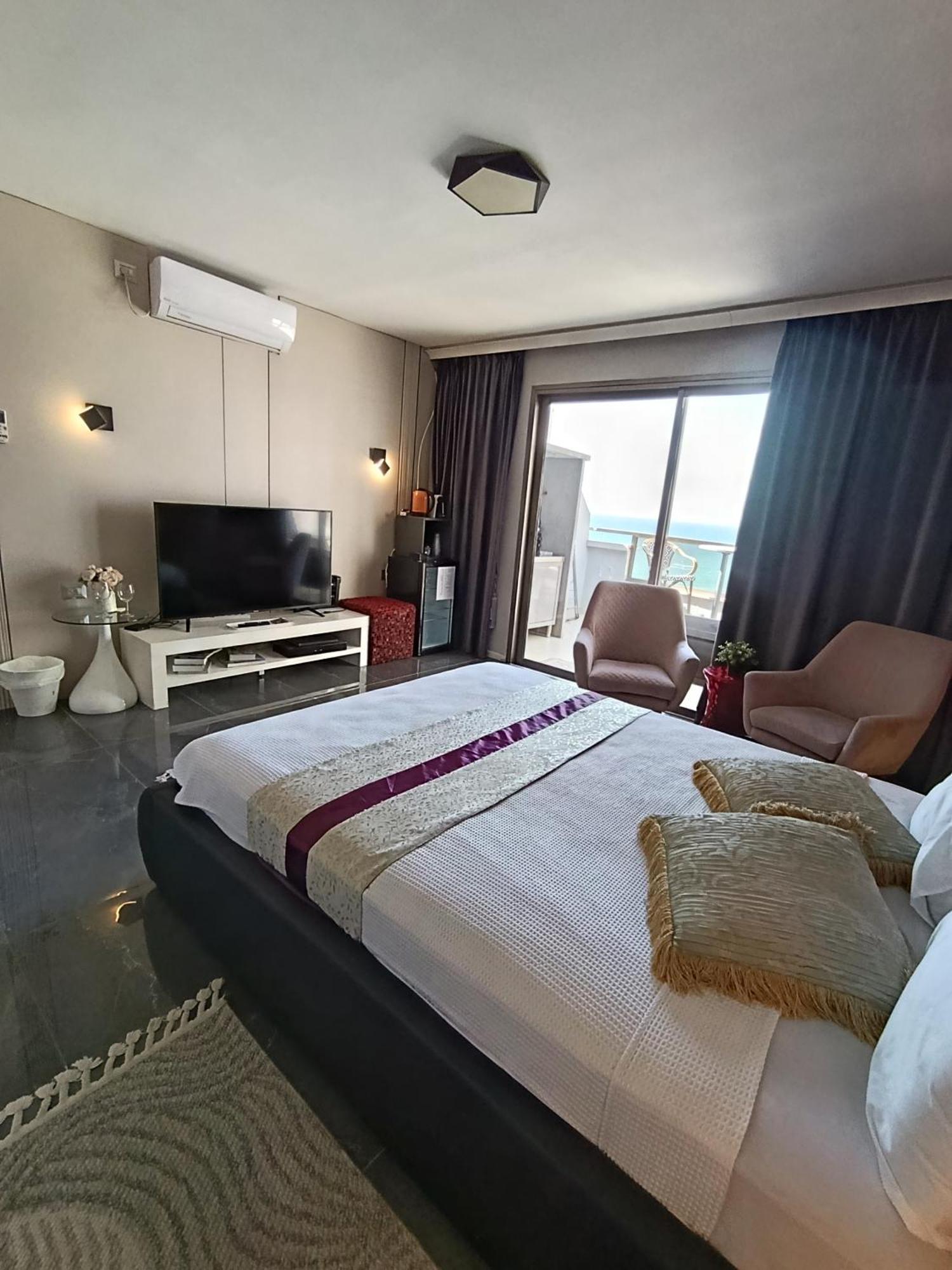 Penthouse Apartment On The Beach Бат Ям Екстериор снимка