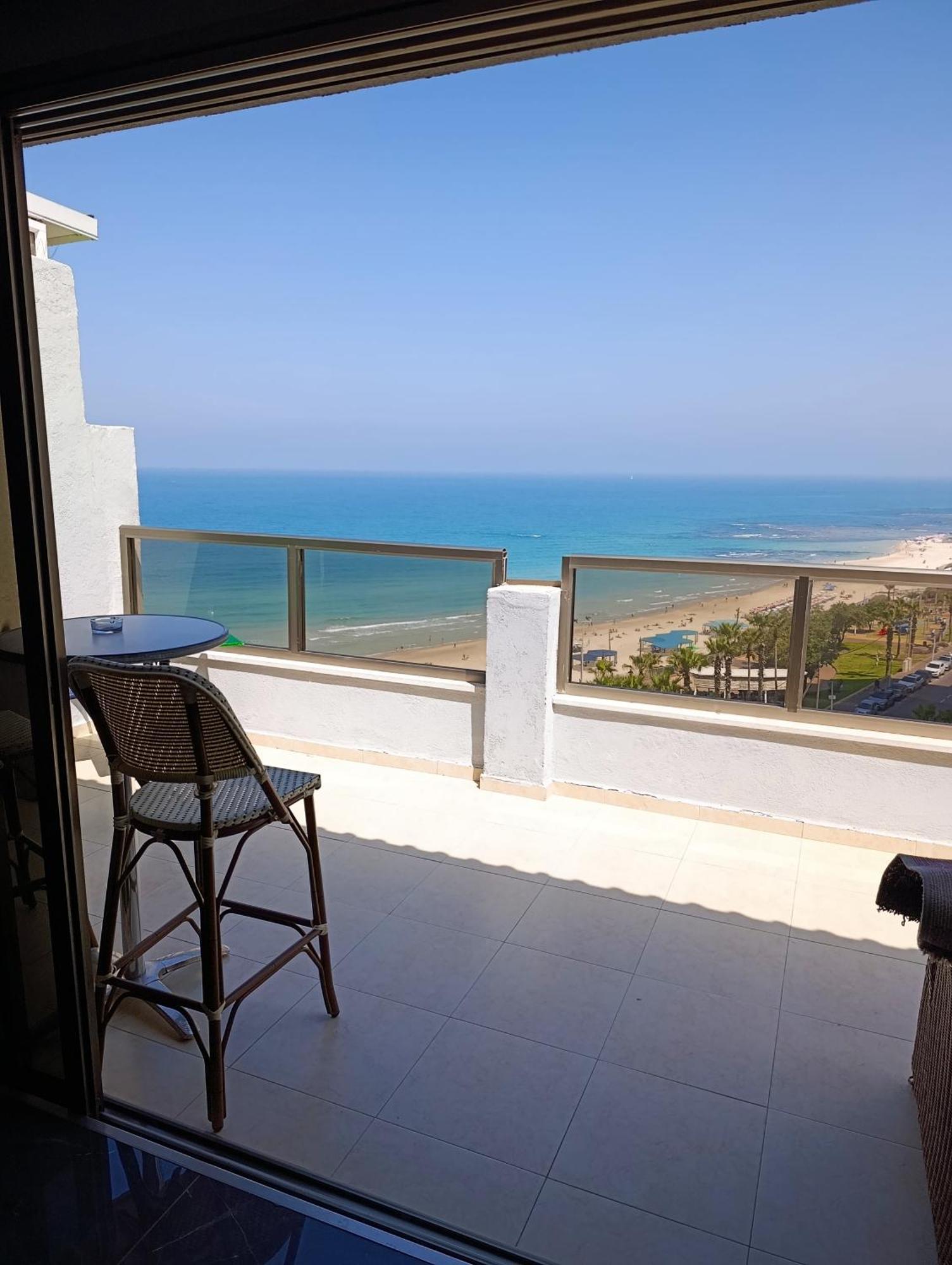 Penthouse Apartment On The Beach Бат Ям Стая снимка