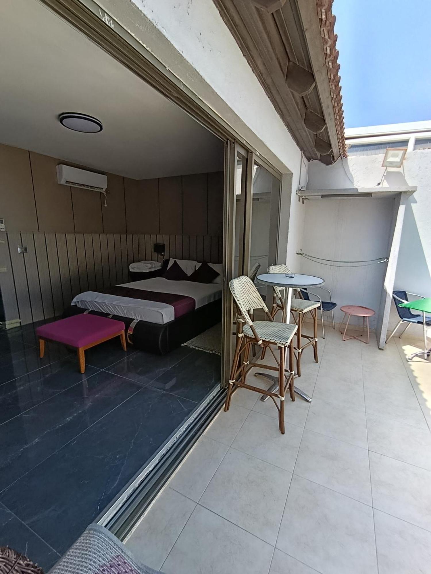 Penthouse Apartment On The Beach Бат Ям Стая снимка