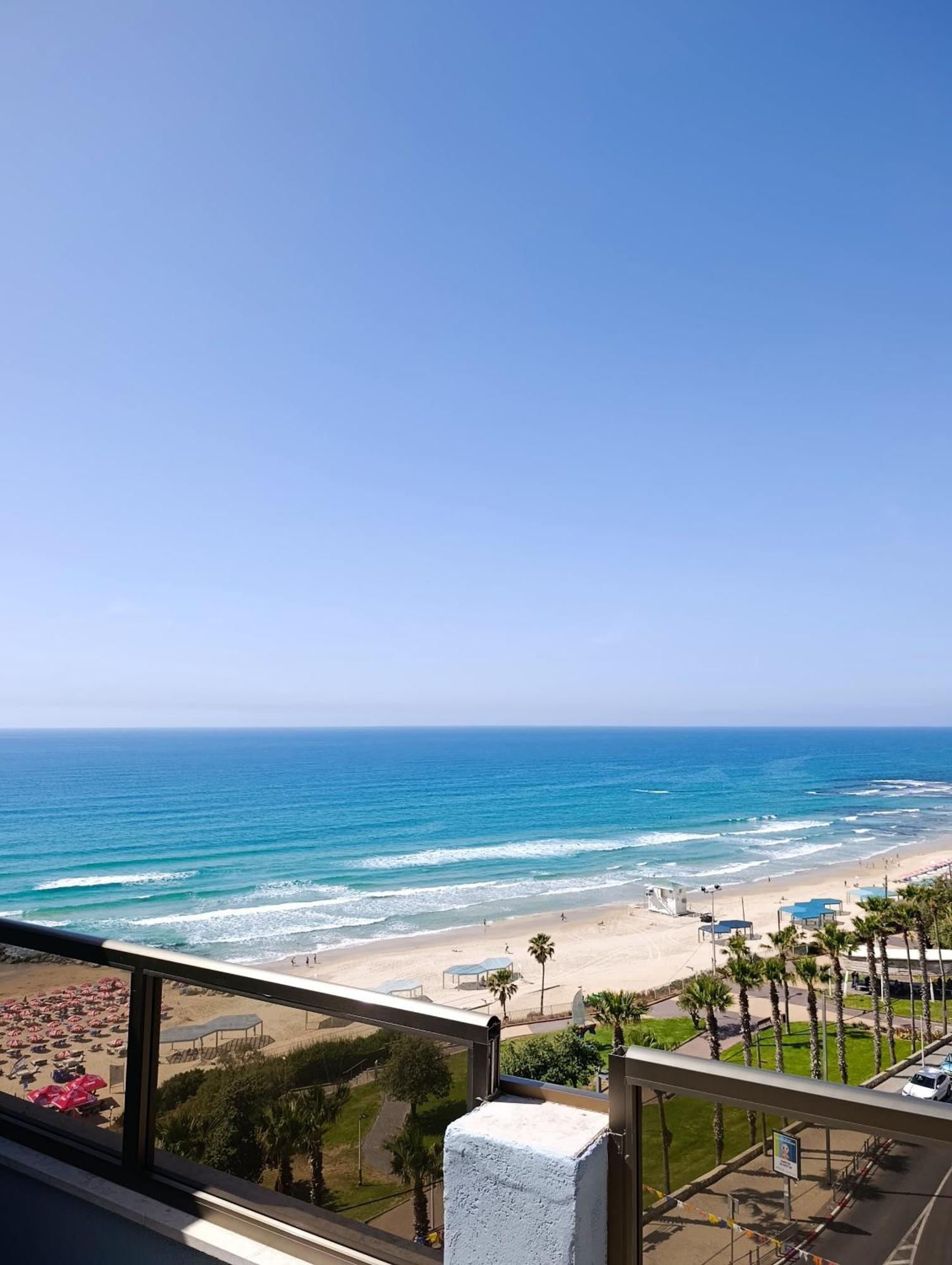 Penthouse Apartment On The Beach Бат Ям Стая снимка