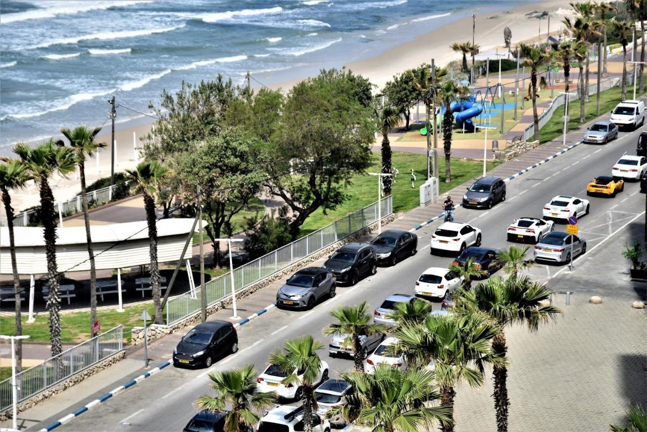 Penthouse Apartment On The Beach Бат Ям Екстериор снимка