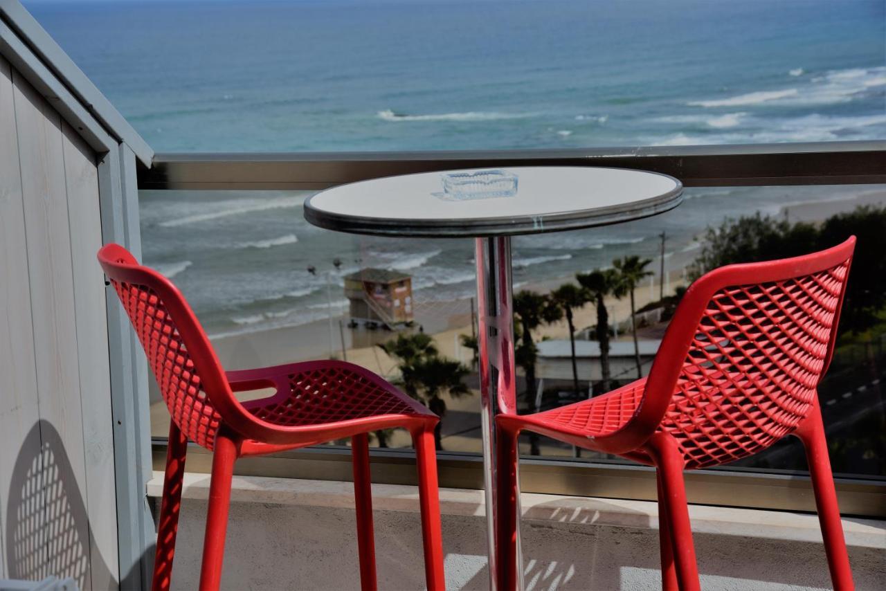 Penthouse Apartment On The Beach Бат Ям Екстериор снимка