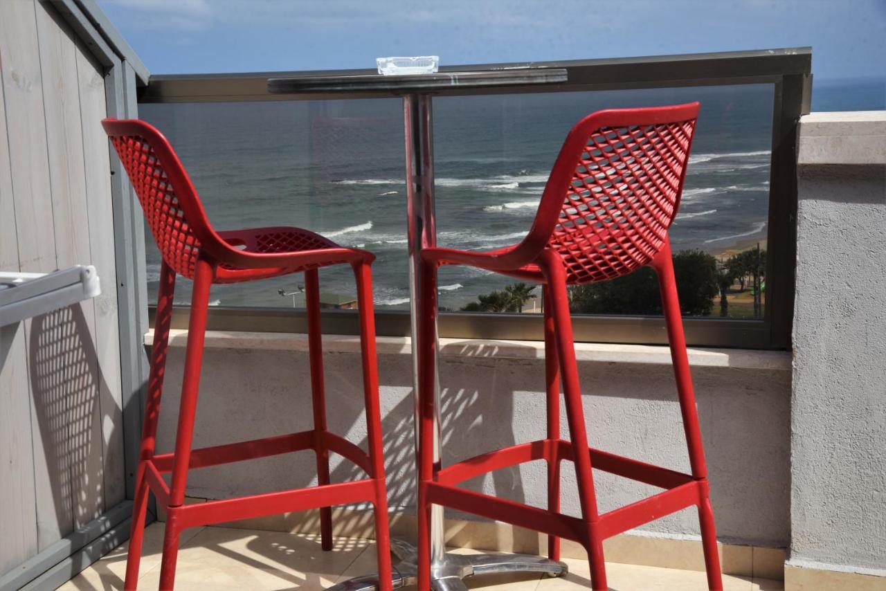 Penthouse Apartment On The Beach Бат Ям Екстериор снимка