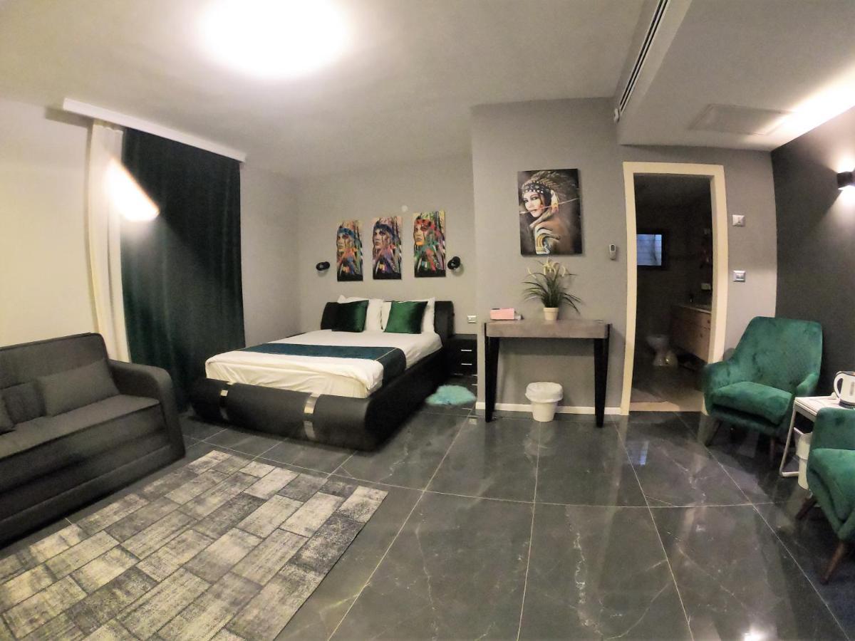 Penthouse Apartment On The Beach Бат Ям Екстериор снимка