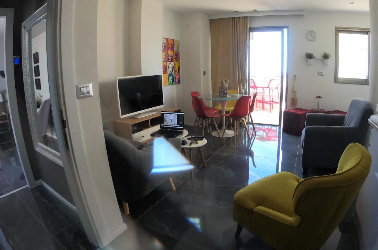 Penthouse Apartment On The Beach Бат Ям Екстериор снимка