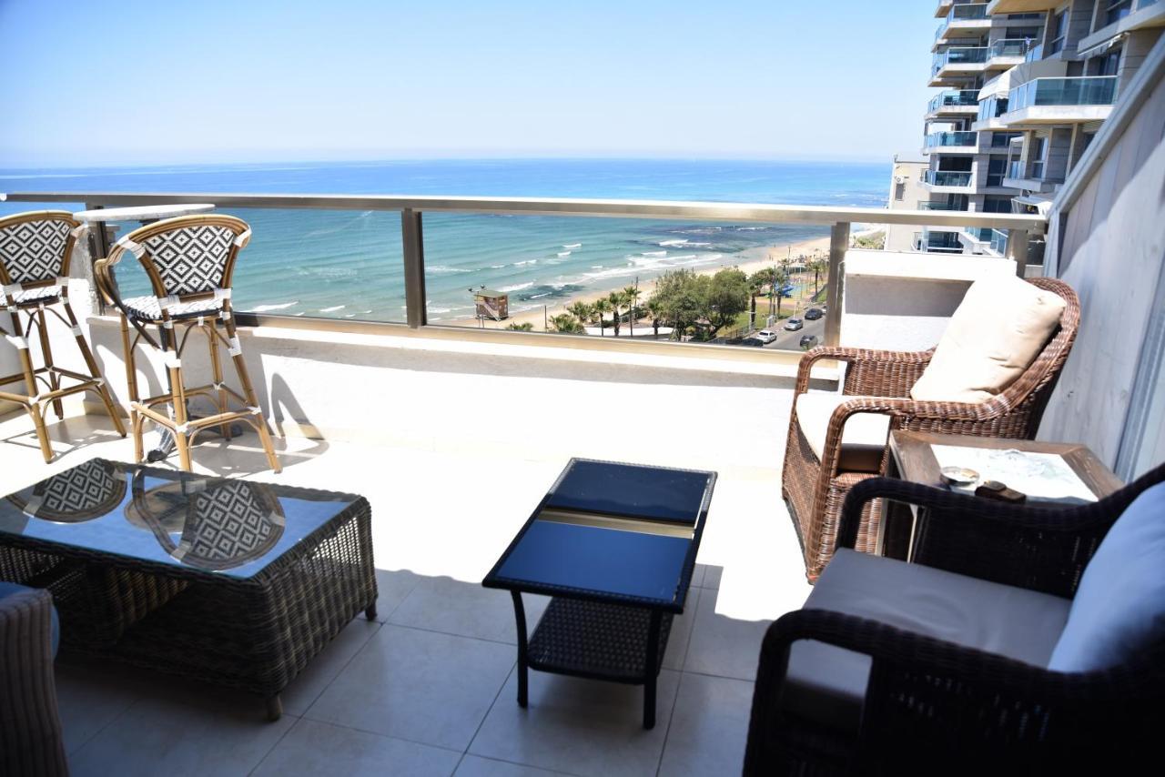 Penthouse Apartment On The Beach Бат Ям Екстериор снимка